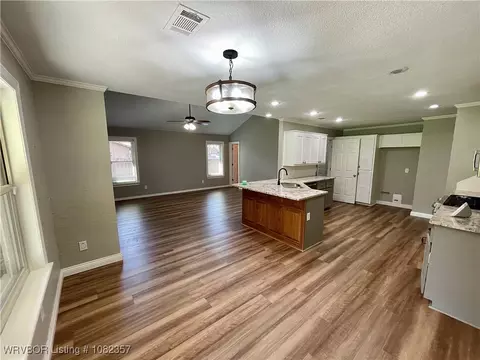 Living - 4104 Glen Flora Way, Fort Smith, AR 72908 photo 7 of 12