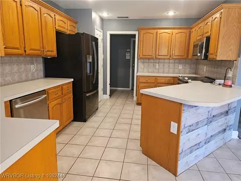 Kitchen - 2301 Joyce Dr, Lavaca, AR 72941 photo 3 of 6