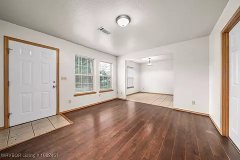 Living - 4105 S 21 St, Fort Smith, AR 72903 photo 2 of 2