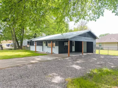 301 Choctaw St, Hackett, AR 72937