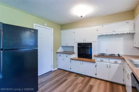 Kitchen - 2923 Quincy St, Fort Smith, AR 72901 photo 2 of 3