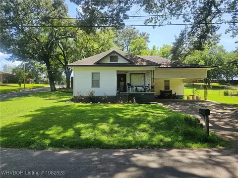 Exterior - 412 Wahl St, Paris, AR 72855 photo 2 of 7