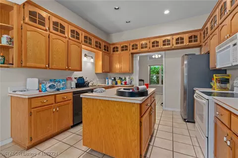 Kitchen - 2104 W Main St, Lavaca, AR 72941 photo 2 of 3