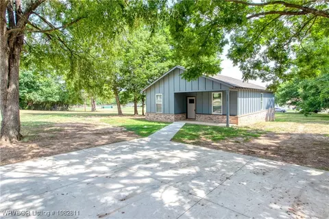 Exterior - 1112 E Wood St, Paris, AR 72855 photo 6 of 13