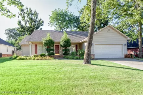 9800 Hanover Cir, Fort Smith, AR 72908
