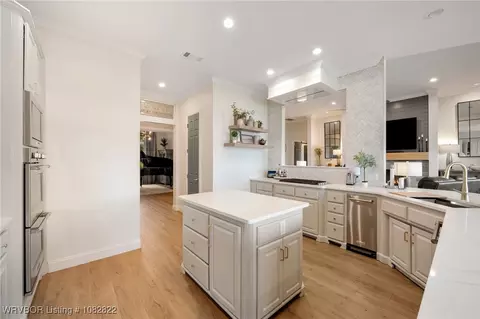 Kitchen - 8813 Crown Pt, Hackett, AR 72937 photo 2 of 10