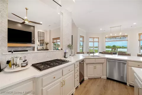 Kitchen - 8813 Crown Pt, Hackett, AR 72937 photo 3 of 10