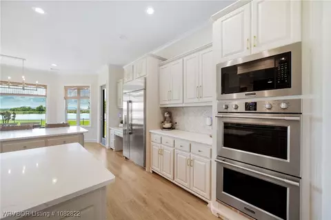 Kitchen - 8813 Crown Pt, Hackett, AR 72937 photo 6 of 10
