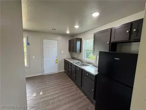 Entry Way - 2100 Birnie Ave, Fort Smith, AR 72904 photo 1 of 2