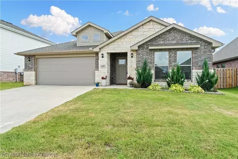 2121 Periwinkle Pl, Centerton, AR 72719