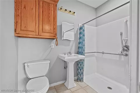 Bath - 11205 Amanda Ln, Fort Smith, AR 72916 photo 2 of 6