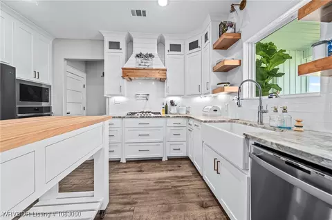 Kitchen - 6427 Greig Ln, Van Buren, AR 72956 photo 4 of 9