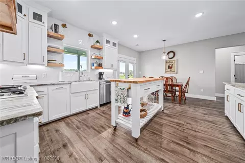 Kitchen - 6427 Greig Ln, Van Buren, AR 72956 photo 6 of 9