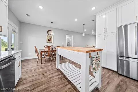 Kitchen - 6427 Greig Ln, Van Buren, AR 72956 photo 5 of 9