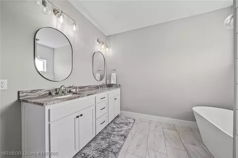 Bath - 6427 Greig Ln, Van Buren, AR 72956 photo 3 of 8