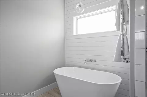 Bath - 6427 Greig Ln, Van Buren, AR 72956 photo 5 of 8