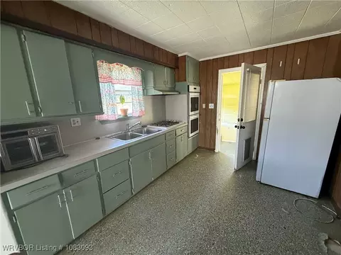 Kitchen - 2001 Pryor Ave, Fort Smith, AR 72904 photo 1 of 1