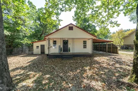 808 N 13th St, Ozark, AR 72949