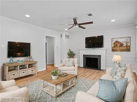 Living - 2001 Wolfe Ln, Fort Smith, AR 72901 photo 3 of 7
