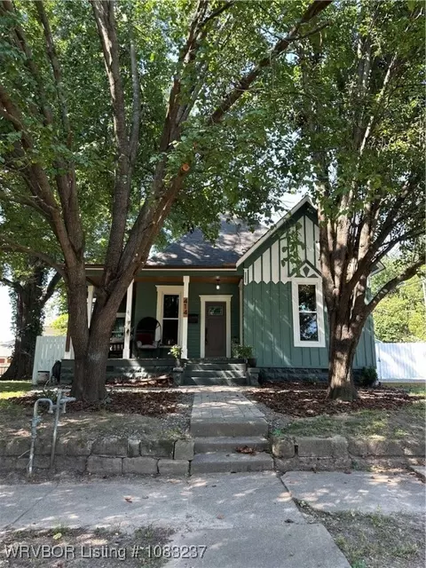 414 6th St, Van Buren, AR 72956