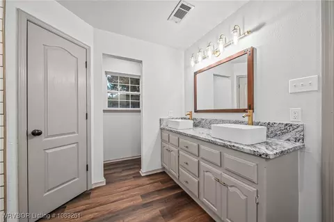 Bath - 2001 Joyce Dr, Lavaca, AR 72941 photo 1 of 5
