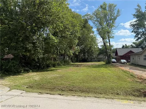 561 Mcclinton St, Fayetteville, AR 72701