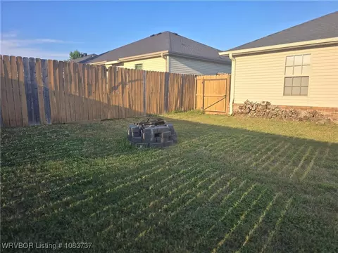 Exterior - 211 Colony Ct, Barling, AR 72923 photo 4 of 5