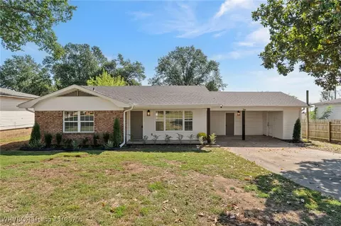 706 N 8th St, Van Buren, AR 72956