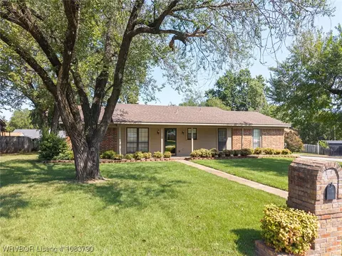 9135 Skypark Dr, Fort Smith, AR 72903