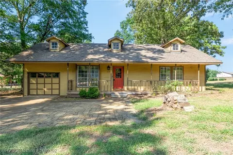 1316 Bon Air St, Van Buren, AR 72956