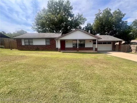 102 Cheyenne St, Poteau, OK 74953