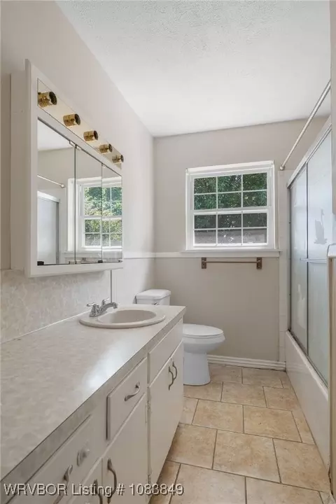 Bath - 7923 Colony Ln, Fort Smith, AR 72908 photo 1 of 2