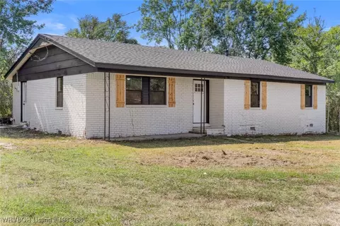 1102 Highland Ave, Wister, OK 74966