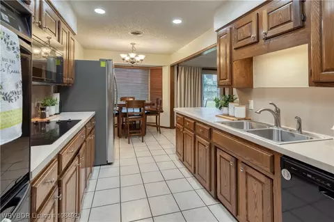 Kitchen - 3406 Erin Oaks Ct, Fort Smith, AR 72908 photo 3 of 4