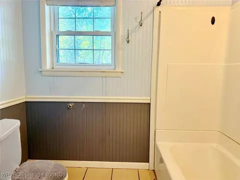 Bath - 5488 Suncrest Rd, Waldron, AR 72958 photo 1 of 4