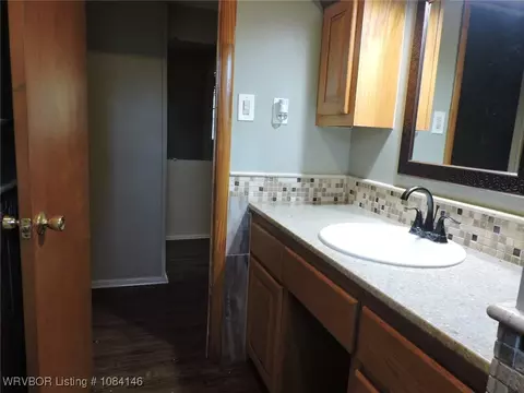 Bath - 4721 Jenny Lind Rd, Fort Smith, AR 72901 photo 3 of 3
