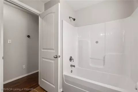 Bath - 221 Colony Ct, Barling, AR 72923 photo 4 of 4