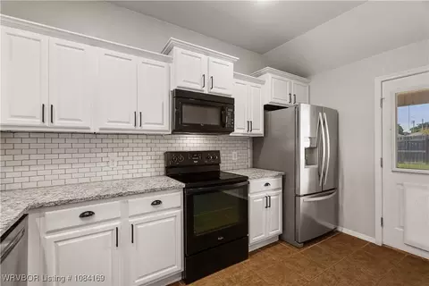 Kitchen - 221 Colony Ct, Barling, AR 72923 photo 2 of 2