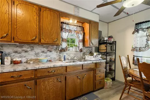 Kitchen - 9801 Diamondback Ln, Hackett, AR 72937 photo 2 of 3