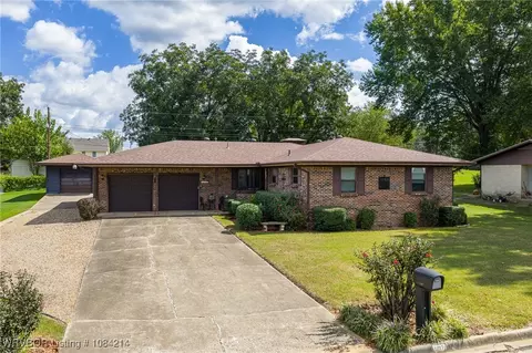 1107 N 4th St, Paris, AR 72855