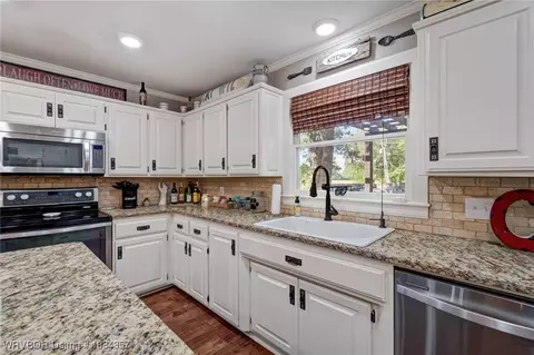 Kitchen - 10101 Foxboro Rd, Fort Smith, AR 72903 photo 2 of 3