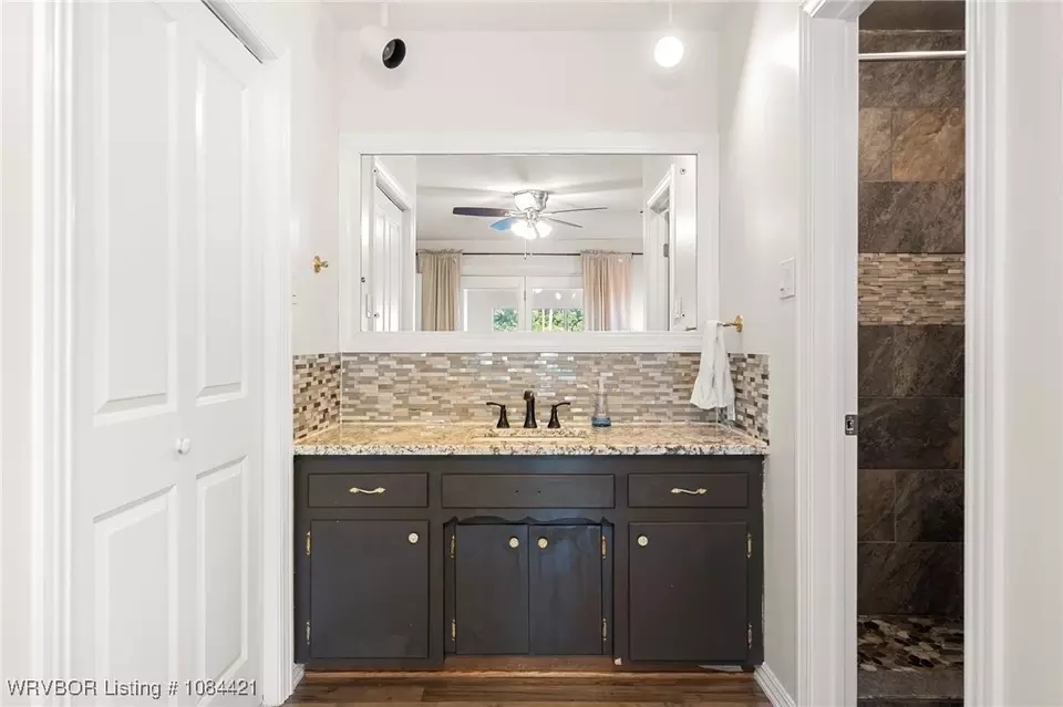 Bath - 3725 Hendricks Cir, Fort Smith, AR 72903 photo 2 of 4