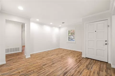 Living - 3725 Hendricks Cir, Fort Smith, AR 72903 photo 1 of 2