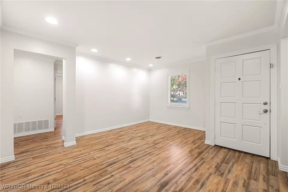 Living - 3725 Hendricks Cir, Fort Smith, AR 72903 photo 1 of 2