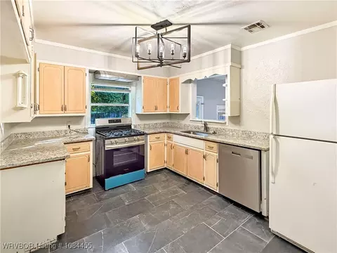 Kitchen - 1620 S 29th St, Fort Smith, AR 72901 photo 2 of 3