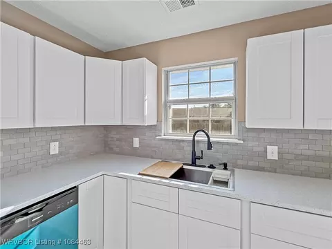 Kitchen - 144 Juniper Dr, Greenwood, AR 72936 photo 3 of 4