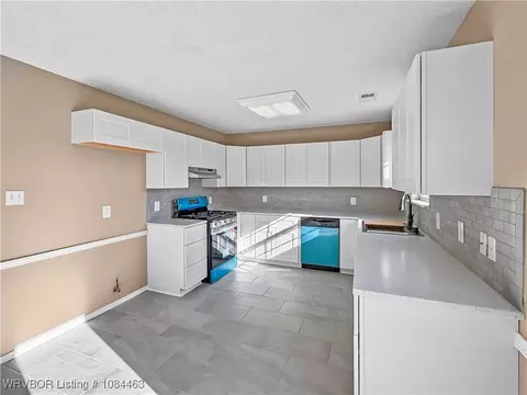Kitchen - 144 Juniper Dr, Greenwood, AR 72936 photo 2 of 4