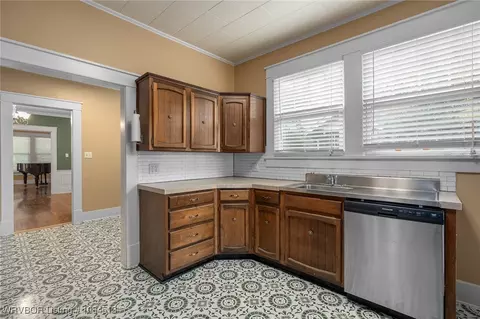 Kitchen - 615 May Ave, Fort Smith, AR 72901 photo 3 of 4