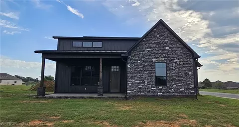 400 Waggoner Ln, Barling, AR 72923