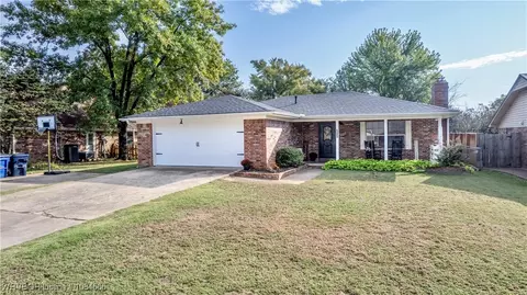 505 Juniper Ln, Muldrow, OK 74948